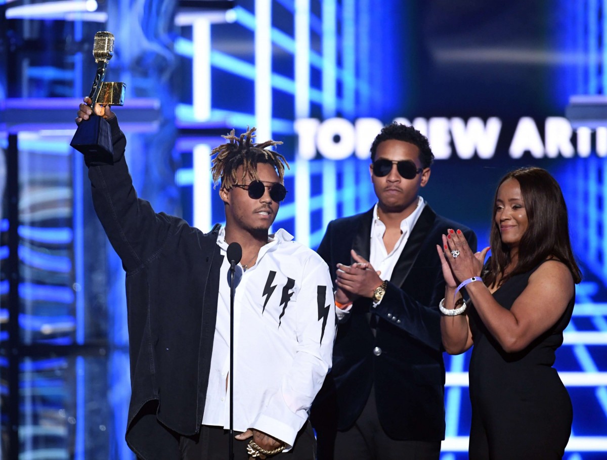 Juice WRLD menerima penghargaan sebagai pemenang artis baru versi billboard music award